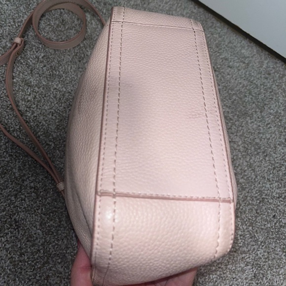 Marc Jacobs H606L01SP22
Small Peach Whip Leather Bucket/Shoulder Bag - Picture 4 of 10